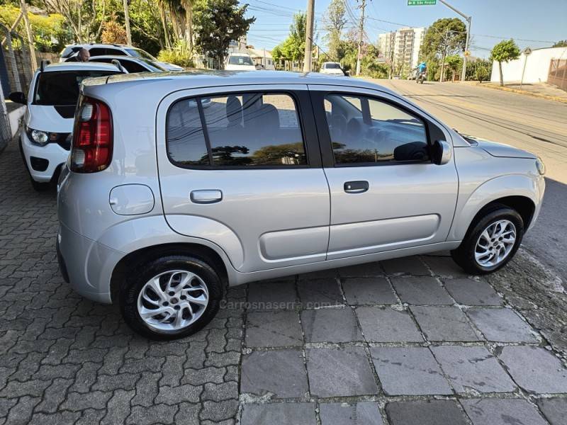 FIAT - UNO - 2016/2016 - Prata - R$ 36.000,00