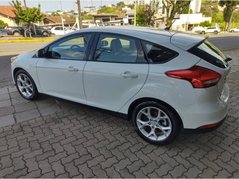 FORD - FOCUS - 2016/2016 - Branca - R$ 62.900,00