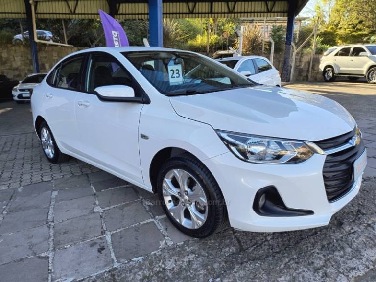CHEVROLET - ONIX - 2022/2023 - Branca - R$ 84.900,00