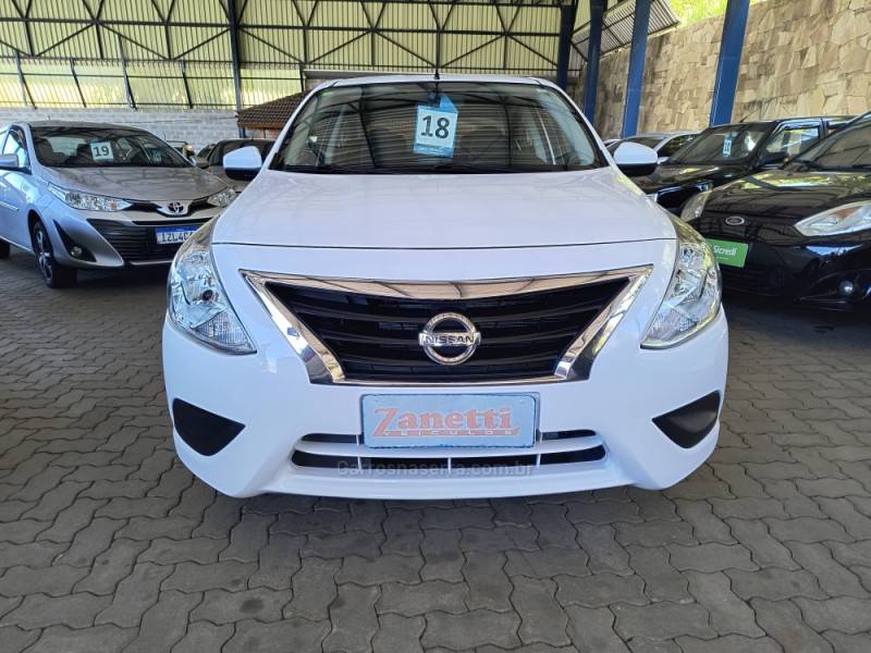 NISSAN - VERSA - 2017/2018 - Branca - R$ 57.000,00