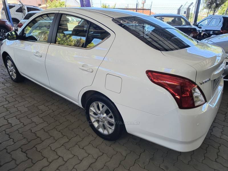 NISSAN - VERSA - 2017/2018 - Branca - R$ 57.000,00