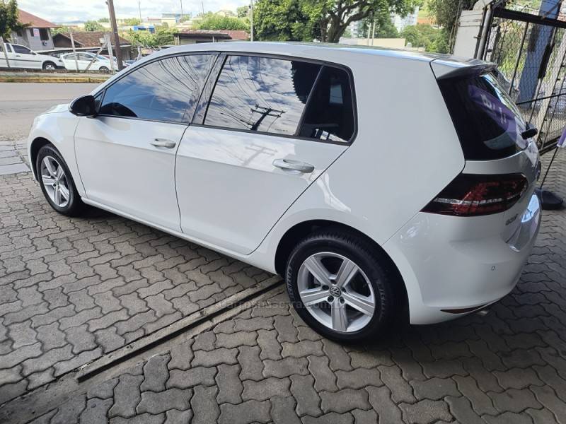 VOLKSWAGEN - GOLF - 2014/2015 - Branca - R$ 79.900,00