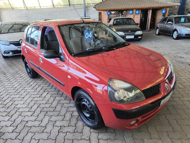 RENAULT - CLIO - 2004/2004 - Vermelha - R$ 17.500,00